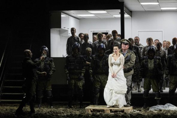 Genf / Lady Macbeth von Mzensk hier Ausrine Stundyte als Katerina, Alexander Chaveev als Polizist Foto Magali Dougados