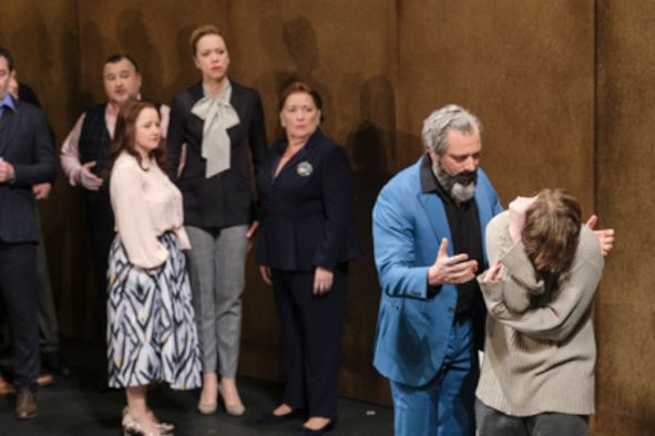 Opéra national du Rhin / Das Märchen vom Zaren Saltan hier Bernarda Bobro (Die Koechin); Stine Maria Fischer (Die Koechin); Carole Wilson (Babarichas); Ante Jerkunica (Zar Saltan) und Bogdan Volkow (Zarewitsch Gvidon) © Klara Beck