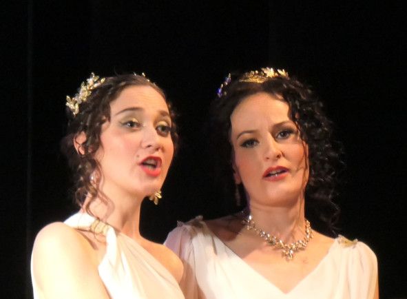 Hamburger Kammeroper / NORMA hier Lilia-Fruz Bulhakova als Adalgisa und Luminita Andrei als Norma © Wolfgang Radtke