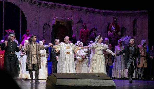 Theater Lübeck / Simone Boccanegra hier das Ensemble zum Schlussapplaus © Wolfgang Radtke