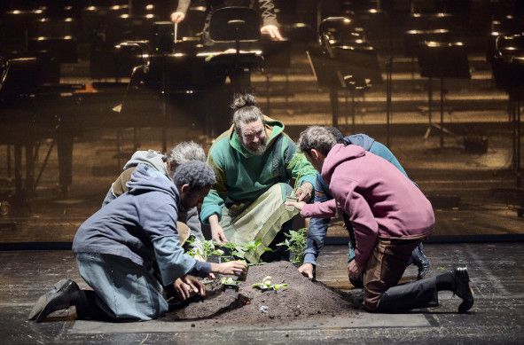 Staatsoper Stuttgart / Saint François d’Assise von Olivier Messiaen hier Elliott Carlton Hines (Bruder Sylvestre), Michael Mayes (Saint François), Danylo Matviienko (Bruder Léon) Foto: Martin Sigmund