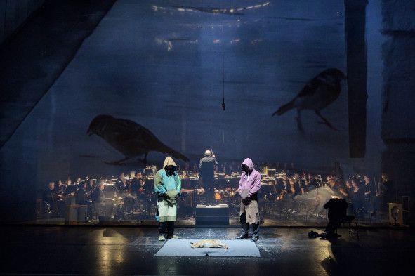 Staatsoper Stuttgart / Saint François d’Assise von Olivier Messiaen hier Michael Mayes (Saint François), Danylo Matviienko (Bruder Léon), im Hintergrund Titus Engel und das Staatsorchester Stuttgart Foto: Martin Sigmund