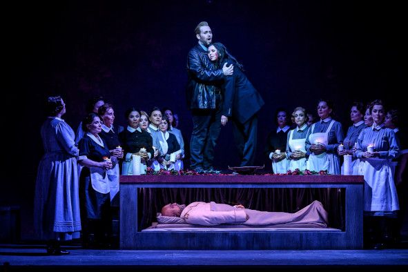 Theater Erfurt, ORESTES hier Wiedersehen auf dem Sarg Agamemnons; Brett Sprague, Daniela Gerstenmeyer © Lutz Edelhoff