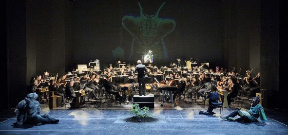 Staatsoper Stuttgart / Saint François d’Assise von Olivier Messiaen hier Titus Engel und das Staatsorchester Stuttgart, rechts: Michael Mayes (Saint François) Foto: Martin Sigmund