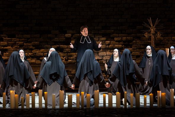 Opéra National de Bordeaux / DIALOGUES DES CARMÉLITES hier Sébastien Droy (l'Aumônier du Couvent), Damen-Chor © Eric Bouloumie