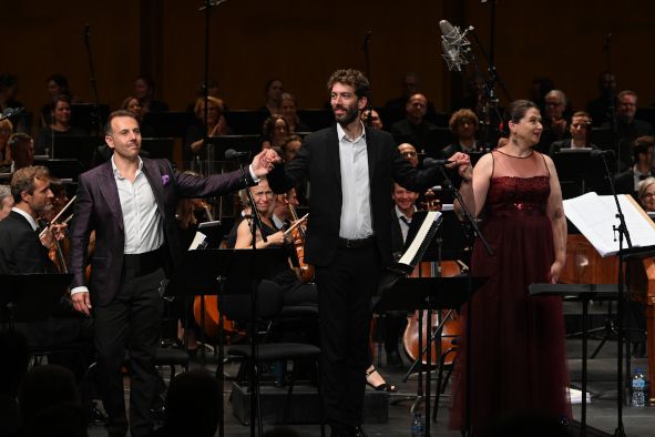 Théâtre des Champs Elysées / FAUSTO hier Szenenphoto mit Orchester, Nico Darmanin (Valentino), Thibault de Damas (Wagner / Un banditore), Diana Axentii (Una strega / Marta) © Gil Lefauconnier