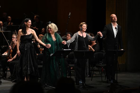 Théâtre des Champs Elysées / FAUSTO hier Szenenphoto mit Orchester und Marie Gautrot (Catarina), Karina Gauvin (Margarita), Karine Deshayes (Fausto), Ante Jerkunica (Mefisto) © Gil Lefauconnier