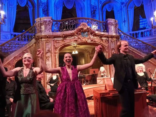 Hessisches Staatstheater Wiesbaden / DIE SCHÖNE UND GETREUE ARIADNE - Barockoper von Conradi hier Sheran Kempton, Josefine Böhmann,  Jean Max Lattemann zum Schlussapplaus © Ingrid Freiberg