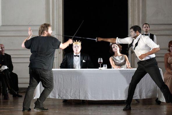 Bayerische Staatsoper / HAMLET hier vl A. Clayton als Hamlet, R. Gilfry, S. Koch, S. Panikkar als Laertes © W. Hoesl