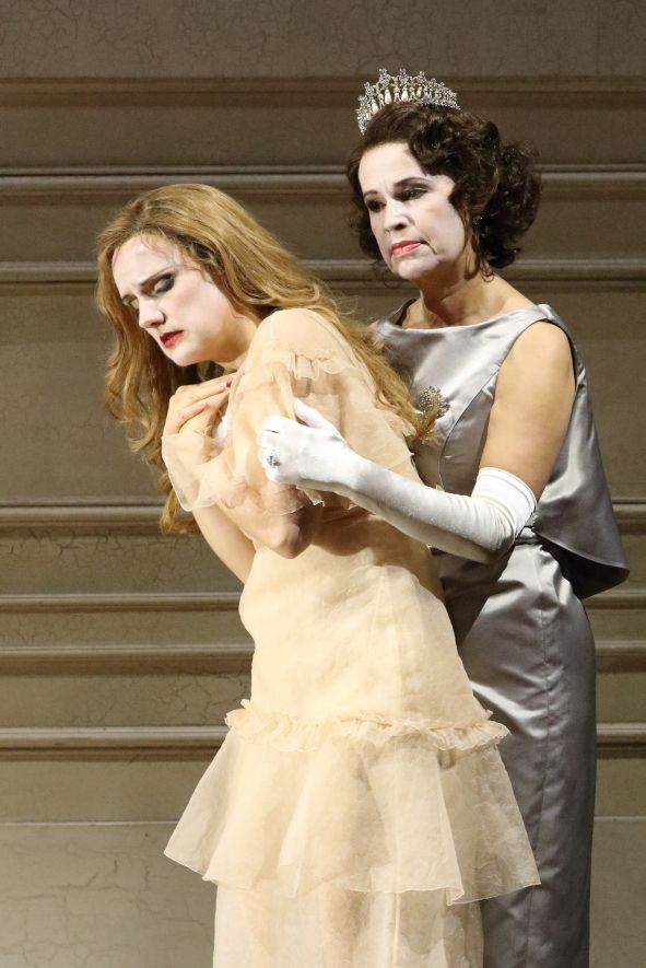 Bayerische Staatsoper / HAMLET hier vl C. Wettergreen als Ophelia, S.Koch als Gertrude © W. Hoesl