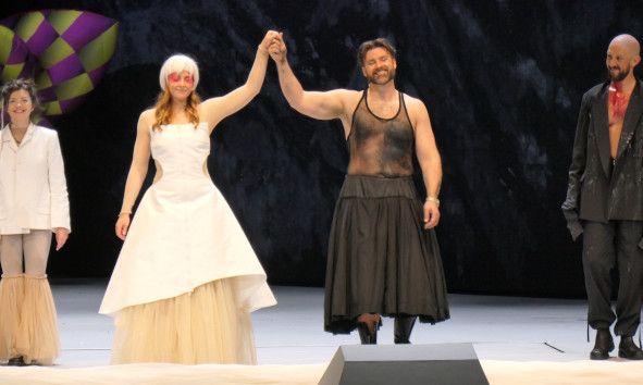 Staatsoper Hamburg / VENERE E ADONE - hier Kady Evanyshyn/Amor, Layla Claire / Venur, Randall Scotting als Adonis, Evan Hughes / Il Mostro © WOLFGANG RADTKE