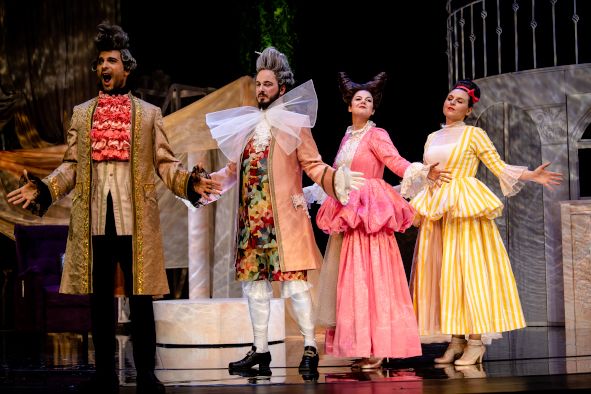 Theater Vorpommern / LA CENERENTOLA hier Alexandru Constantinescu, Jovan Košcica, Franziska Ringe, Emma McDermott © Peter van Heesen