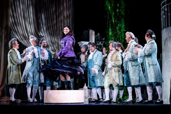 Theater Vorpommern / LA CENERENTOLA hier Pihla Terttunen als Aschenputtel und Ensemble © Peter van Heesen