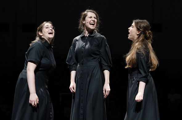 NTM Mannheim / ANATEVKA hier Rebecca Blanz (Hoddel), Henriette Blumenau (Zeitel), Natalia Shumska (Chava) © Christian Kleiner