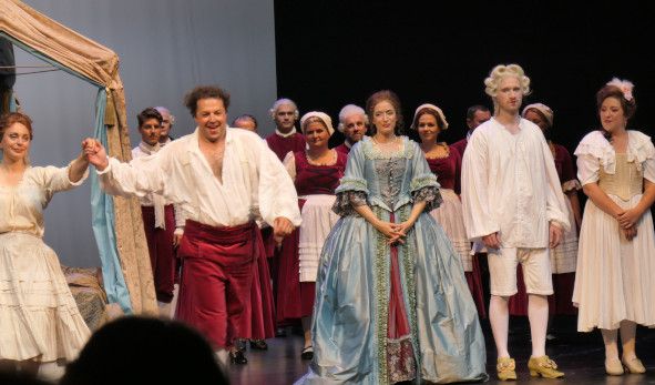 Theater Lübeck / DIE HOCHZEIT DES FIGARO hier das Ensemble zum Schlussapplaus © Wolfgang Radtke 