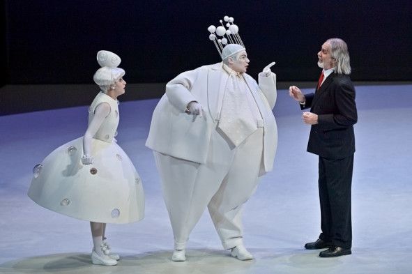 Greek National Opera, Athen / Le Voyage dans la Lune hier Szenenphoto mit Rachel Masclet (La Reine Popotte Cosmos), Enzo Bishop (Le Roi Cosmos), Franck Leguerinel (Le Roi V'lan) © Stefan Brion