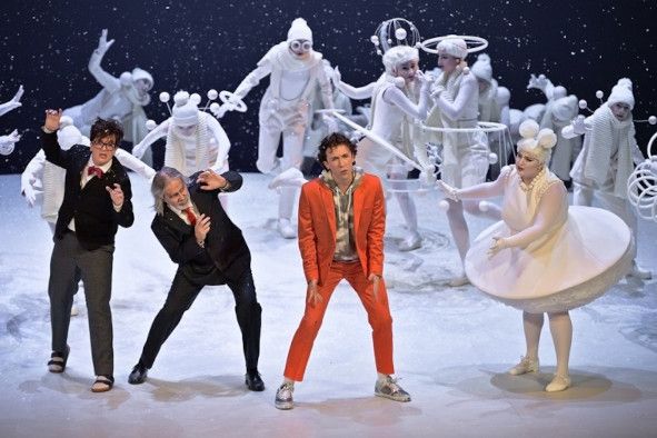 Greek National Opera, Athen / Le Voyage dans la Lune hier Szenenphoto mit Matéo Vincent-Denoble (Microscope), Franck Leguerinel (Le Roi V'lan), Arthur Roussel (Le Prince Caprice) und Ludmilla Bouakkaz (La Princesse Fantasia © Stefan Brion