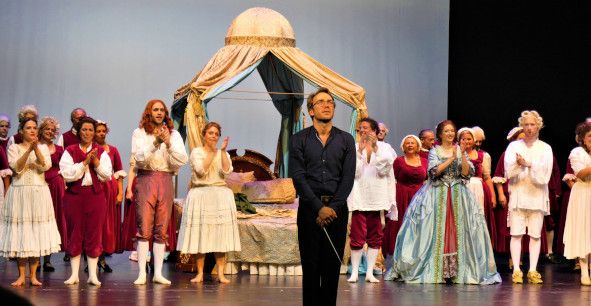 Theater Lübeck / DIE HOCHZEIT DES FIGARO hier das Ensemble und Dirigent zum Schlussapplaus © Wolfgang Radtke 